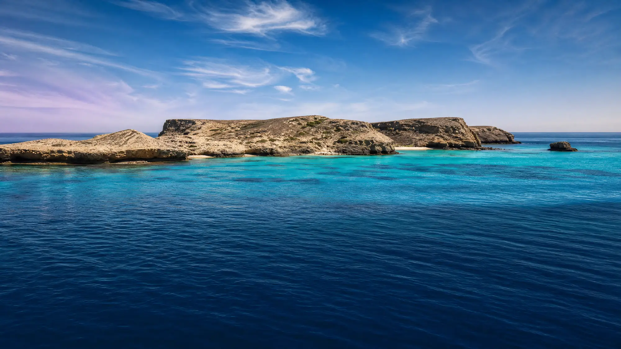 Ein geschützter Archipel aus neun unbewohnten Inseln im Arabischen Meer. Er bietet klares Wasser, Meeresschildkröten und saisonale Walhaie 16 bis 18 Kilometer vor der Küste.