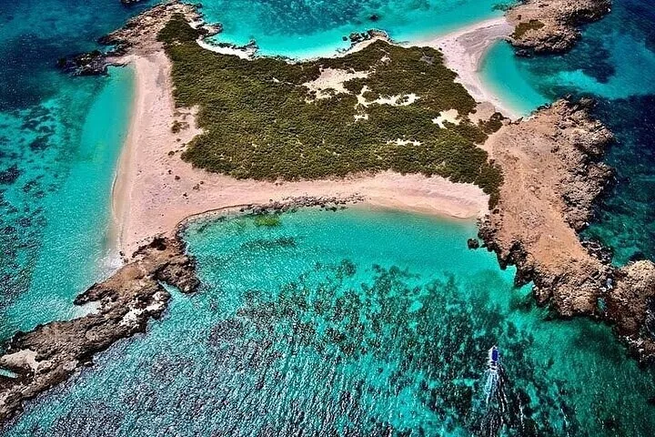 Luftaufnahme einer kleinen Insel mit Sandstränden und üppiger grüner Vegetation.